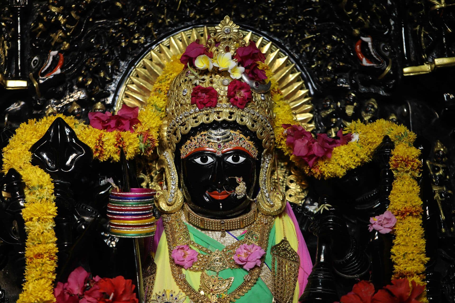 सुनहरे प्रभामंडल के साथ माँ का दिव्य रूप