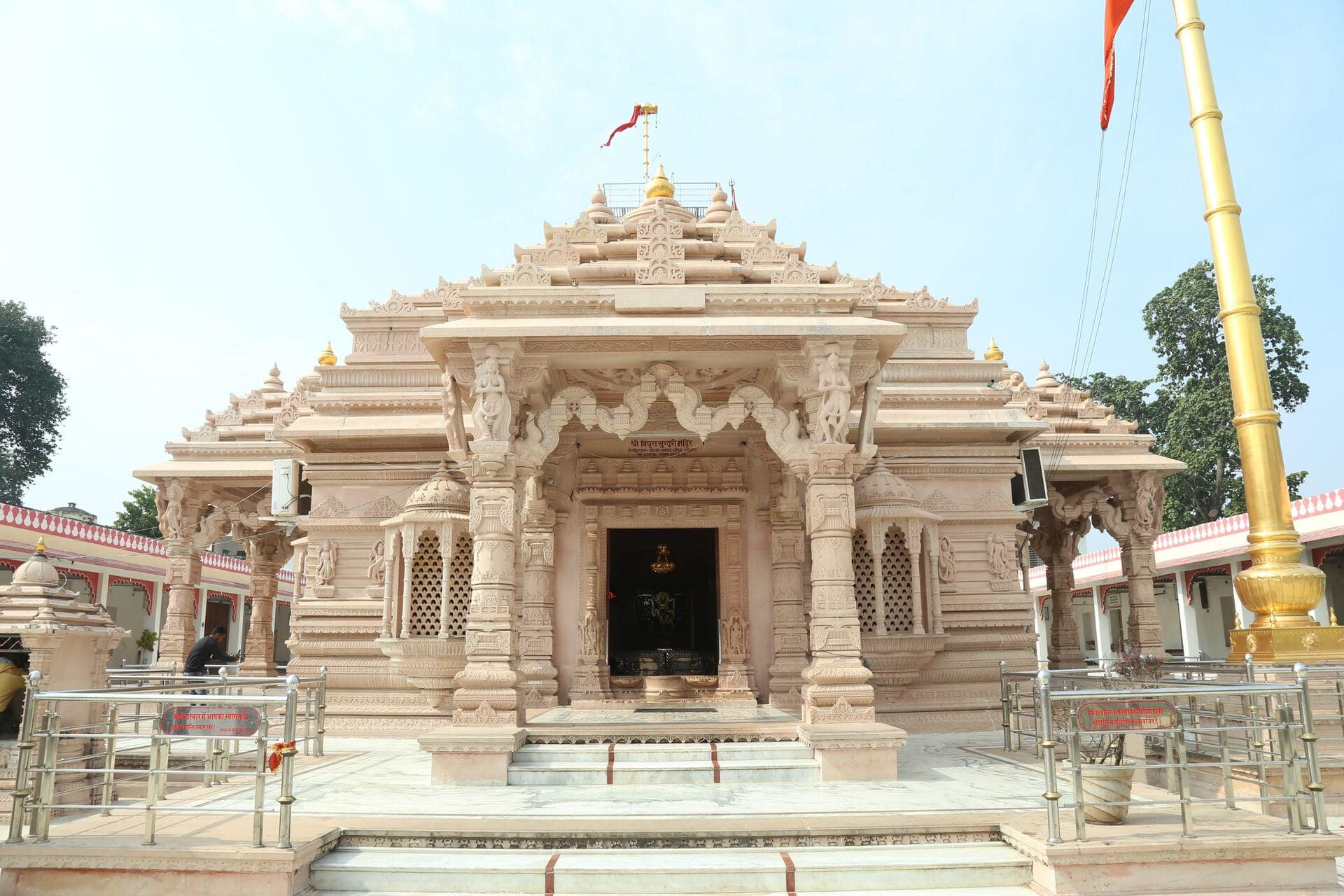 श्री त्रिपुरा सुंदरी मंदिर का गर्भगृह मंडप