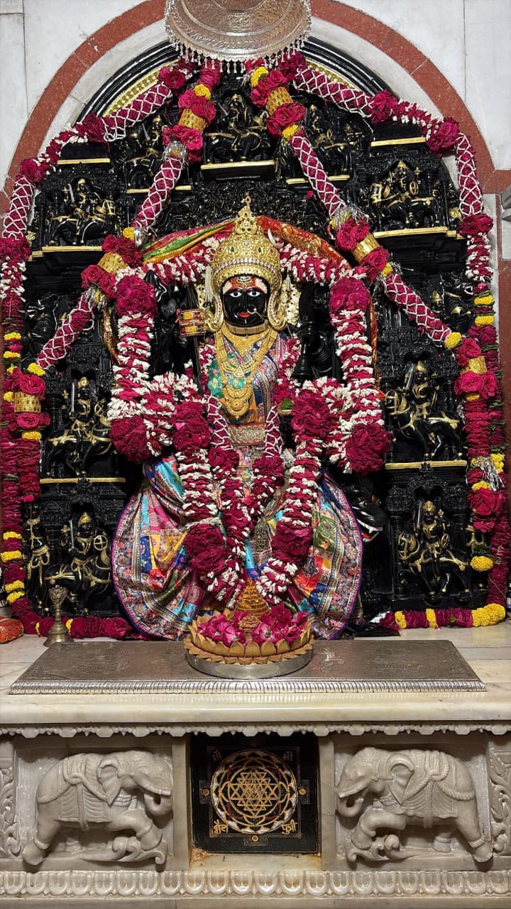 माँ त्रिपुरा सुंदरी के आज के दर्शन — १२ अक्टूबर २०२६, सोमवार (1/4)