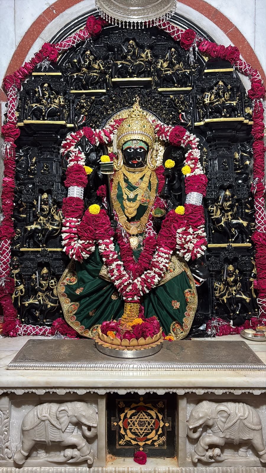 माँ त्रिपुरा सुंदरी के आज के दर्शन — १५ अक्टूबर २०२६, गुरुवार (1/2)