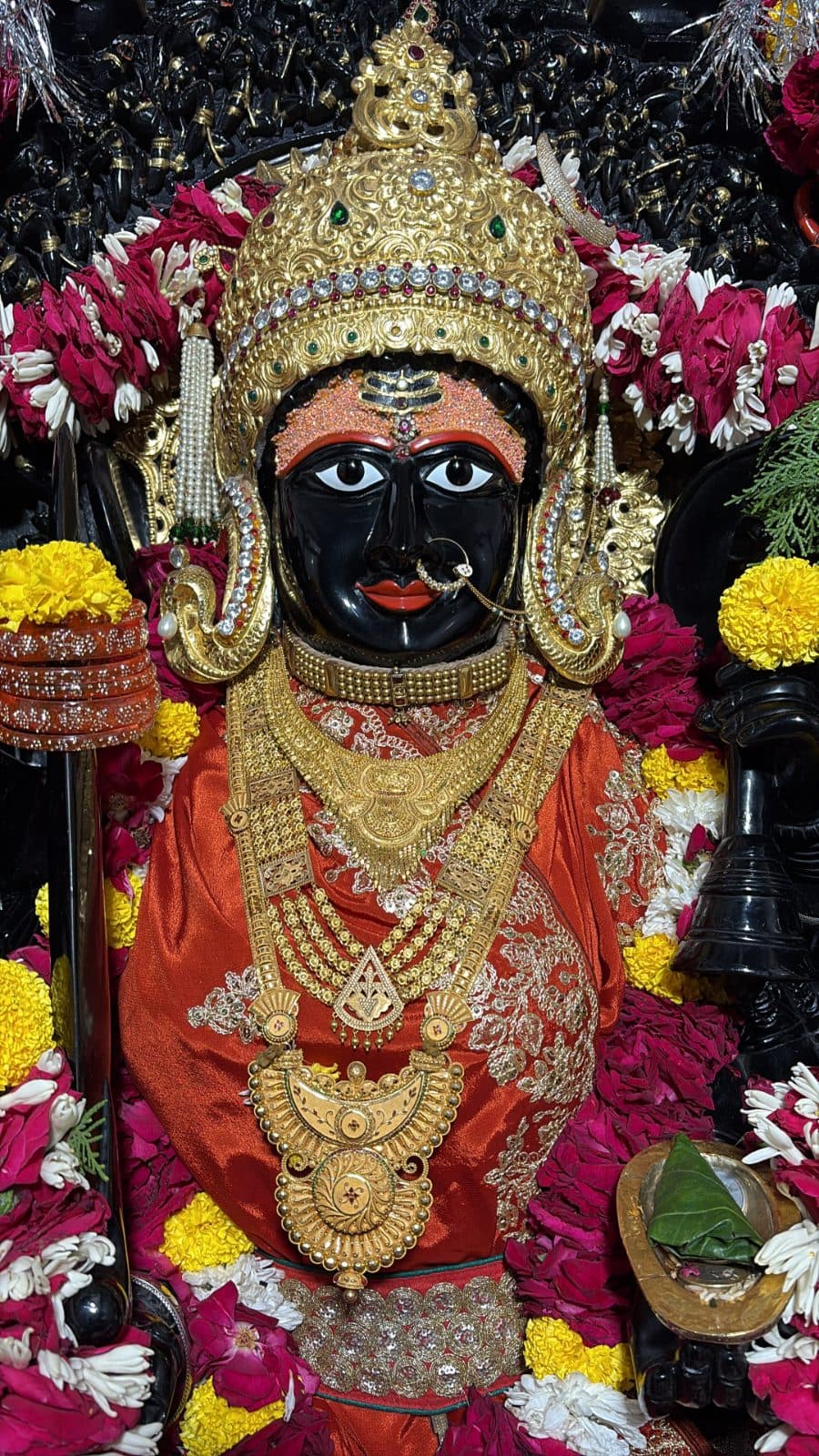माँ त्रिपुरा सुंदरी के आज के दर्शन — १६ अक्टूबर २०२६, शुक्रवार (2/3)