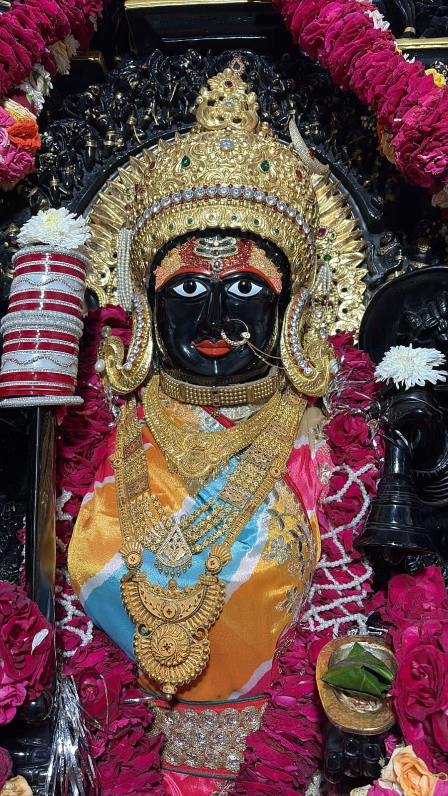 माँ त्रिपुरा सुंदरी के आज के दर्शन — १९ अक्टूबर २०२६, सोमवार (2/3)