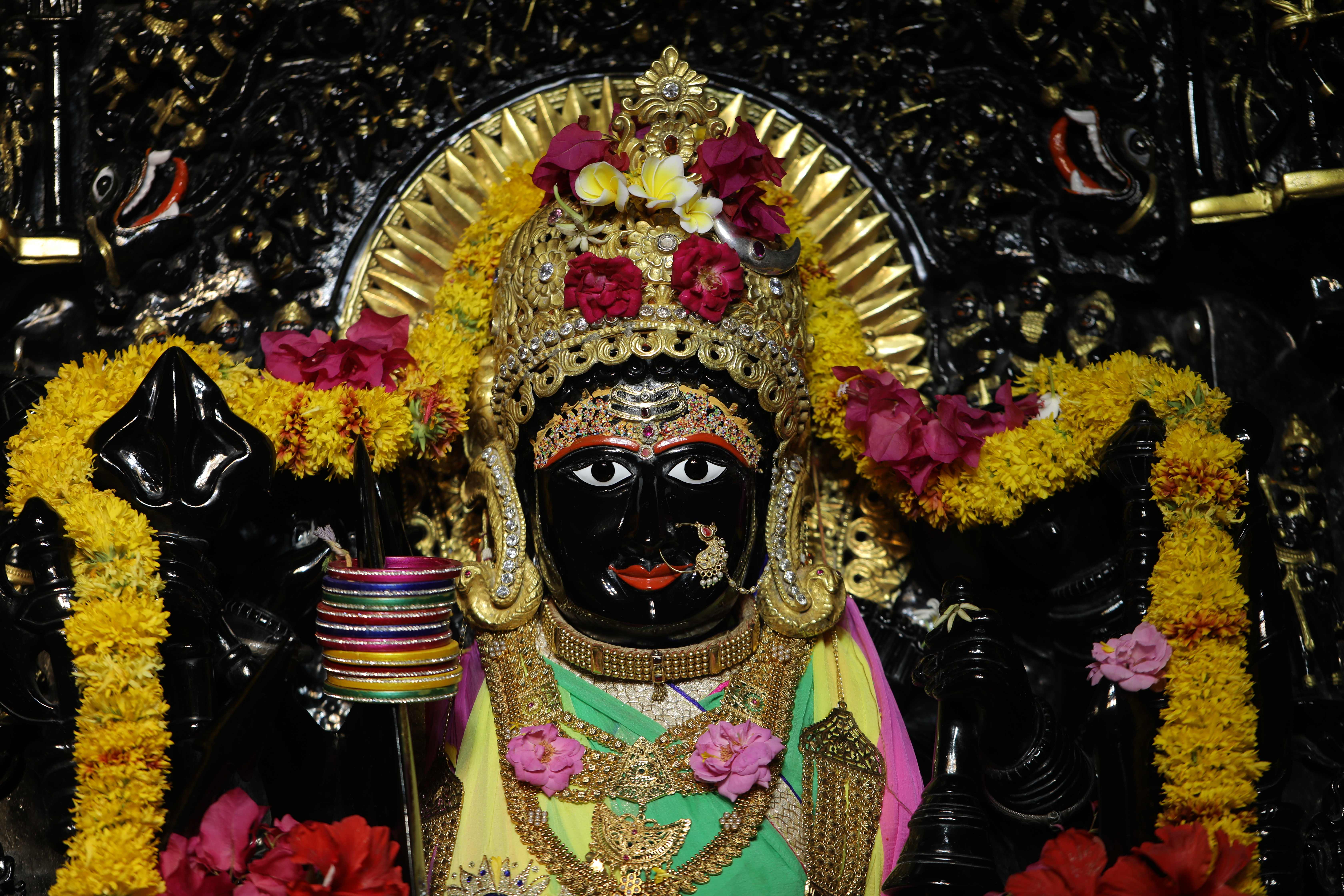 सुनहरे प्रभामंडल के साथ माँ का दिव्य रूप