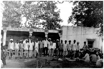 मंदिर निर्माण कार्य - सामुदायिक सहयोग