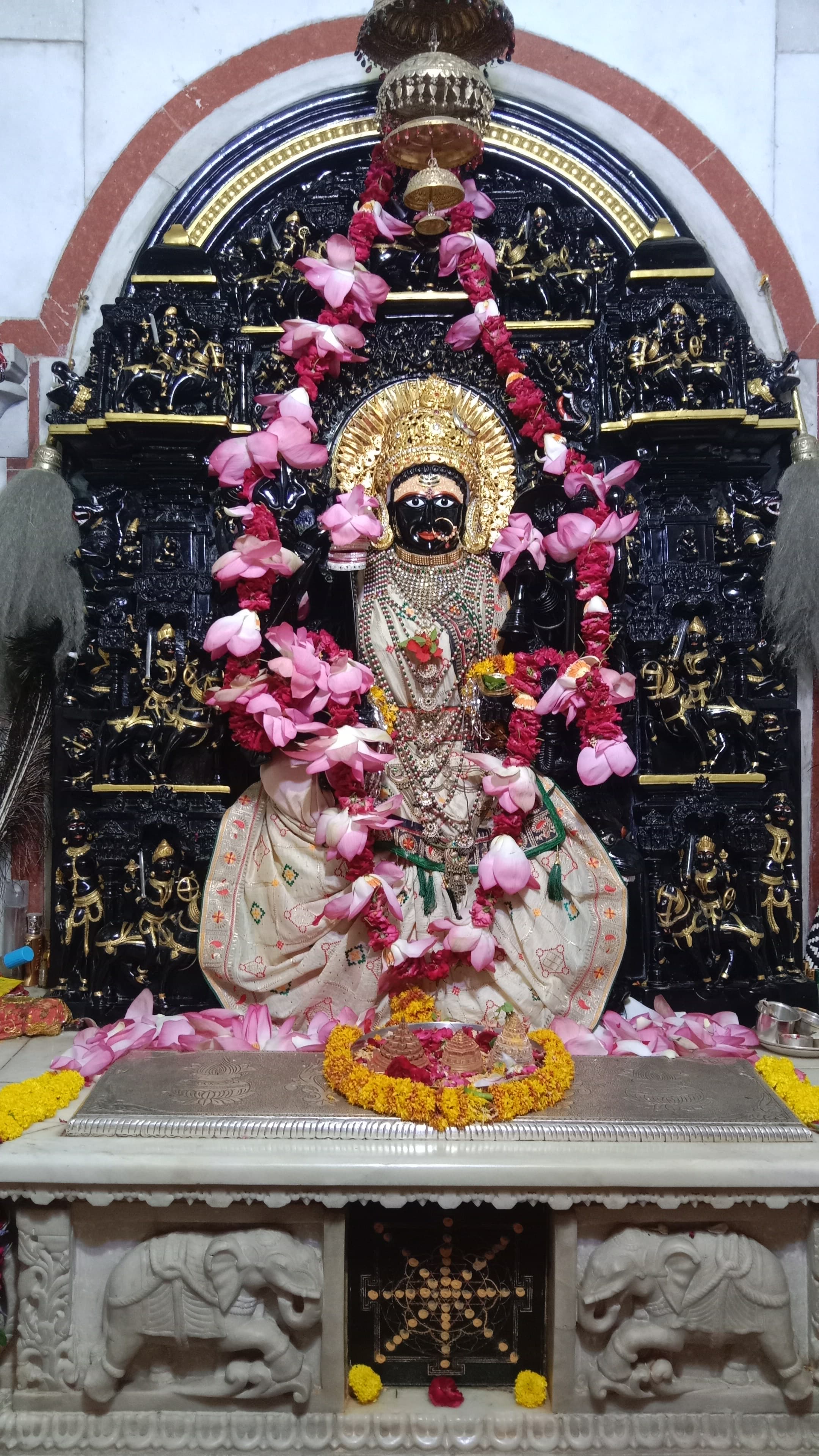 माँ त्रिपुरा सुंदरी - सोमवार श्रृंगार